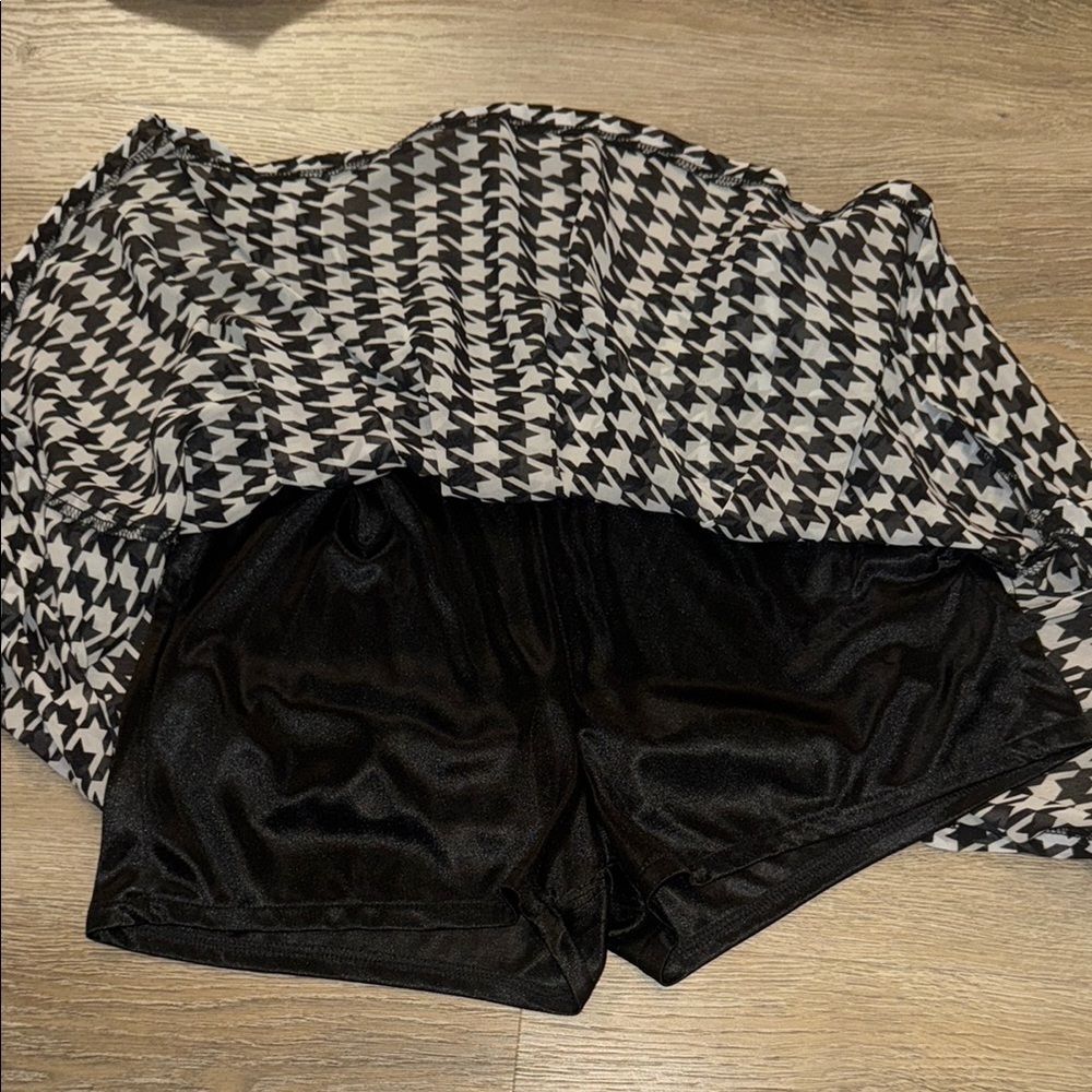 Cecico skirt with shorts underneath-black and white size small - Picture 4 of 4